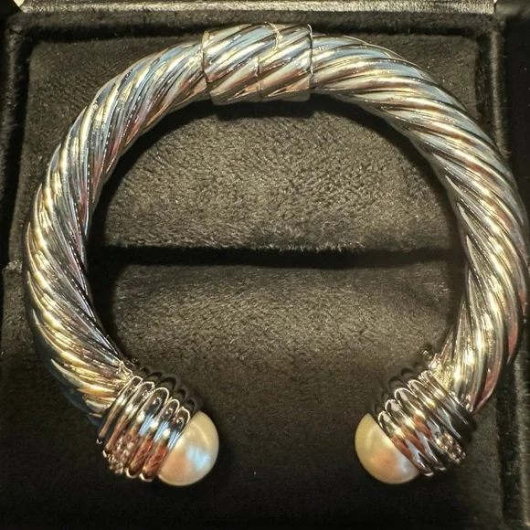 Silver cable bracelet with pearl like stone and diamond-like detail - Picture 2 of 6